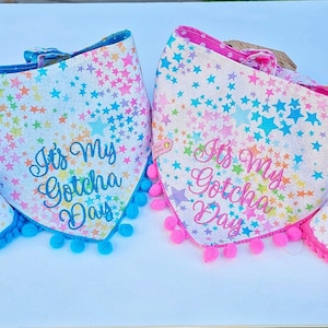 Bandana dla psa It's My Gotcha Day, zawiązywana i zatrzaskowa, haftowana na tęczowych brokatowych gwiazdkach, 4-calowa wysokość kapelusza imprezowego (ODDZIELNA)