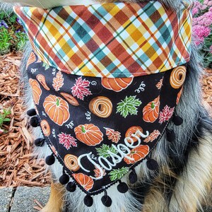 Bandana para perro de otoño con calabazas, bagels y hojas de arce a cuadros. Se puede atar y plegar con broches. Personalizada, reversible. Disponible con lazo y pompón.