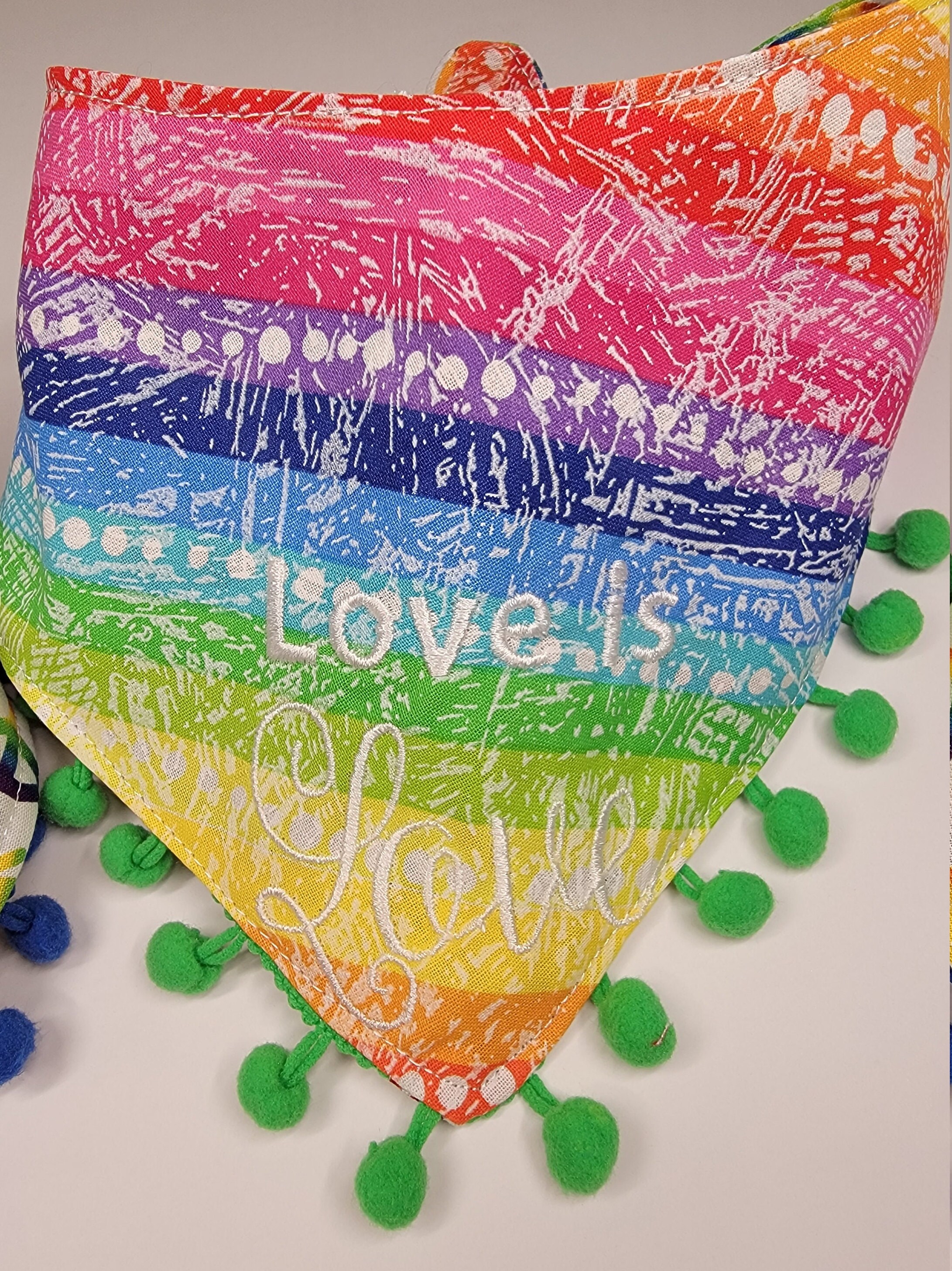 Pride Hundehalstuch – 2 Stück Regenbogen-Bandanas | Mit Love Is Love Aufdruck | Für Hunde & Katzen | Pride Day & CSD