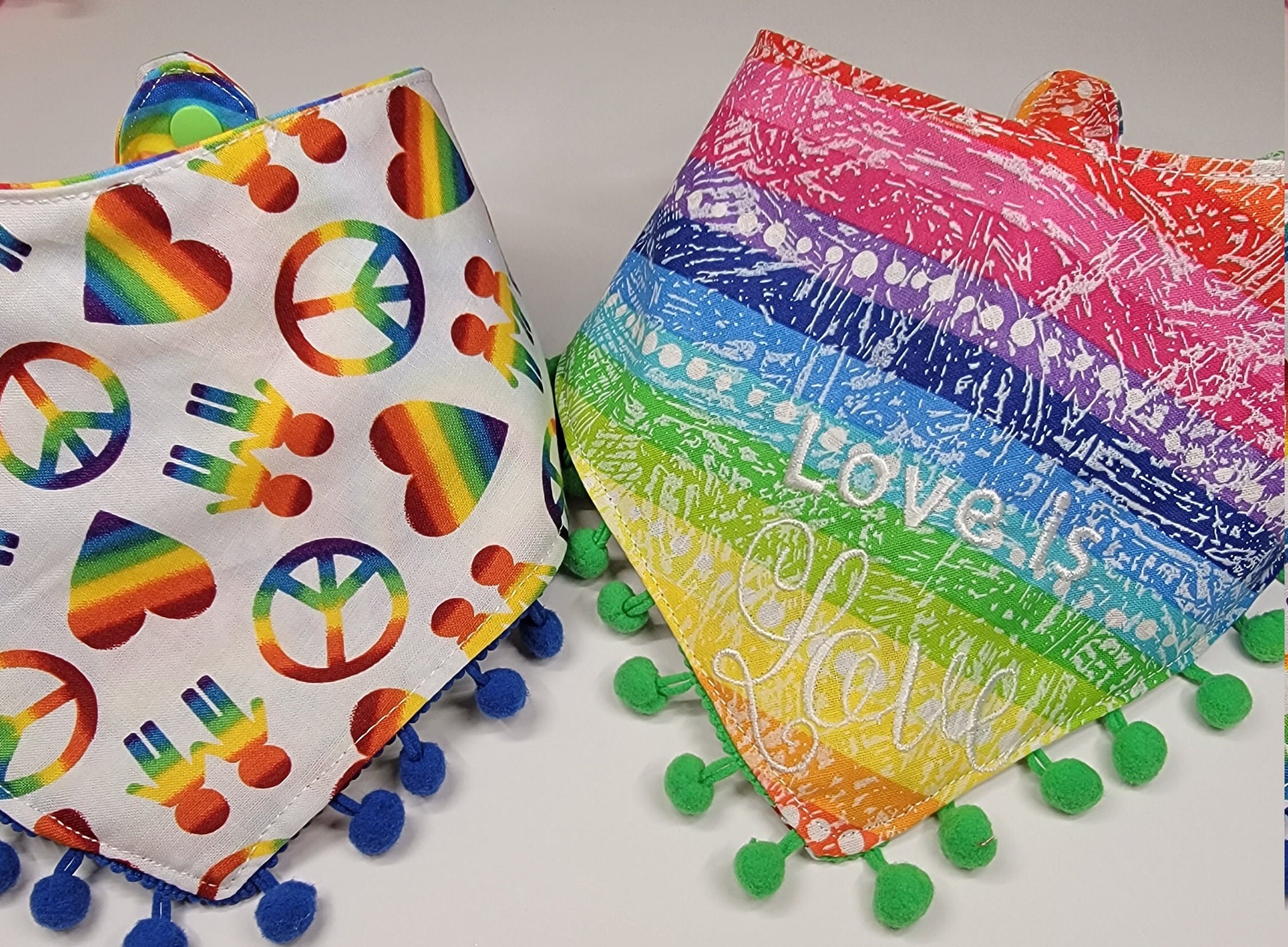 Pride Hundehalstuch – 2 Stück Regenbogen-Bandanas | Mit Love Is Love Aufdruck | Für Hunde & Katzen | Pride Day & CSD