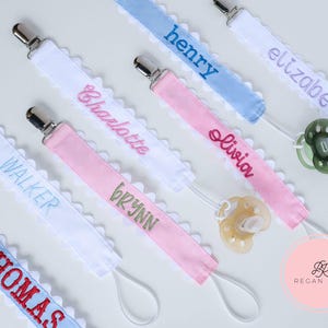モノグラム入りおしゃぶりクリップ、ベビービブクリップ、パーソナライズされたベビーギフト、おしゃぶりホルダー、刺繍入りベビーギフト、カスタムベビーネームギフト、ベビーシャワー