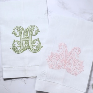 Monogramm Handtuch, Monogramm Hostessengeschenk Handtuch, Hochzeit Standesamt, Brautjungfer, Verlobungsgeschenk, personalisiertes Geschenk, Hohlsaum Geschirrtuch