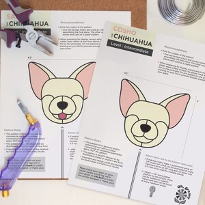 Könnte beinhalten: Zwei druckbare Papiermuster zum Basteln einer Chihuahua-Skulptur. Die Muster sind mit "The Chihuahua" und "The Cosho Chihuahua" beschriftet und enthalten Anweisungen zum Anbringen von Messingstangen und Regalzapfen. Die Muster sind 4,5 Zoll breit.
