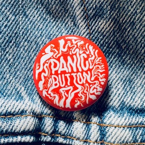 Panik Button Pin - Lustige Angst Pin - "Do Not Press" Button - Sarkastischer Humor Pin - Ästhetischer Pinback Button."