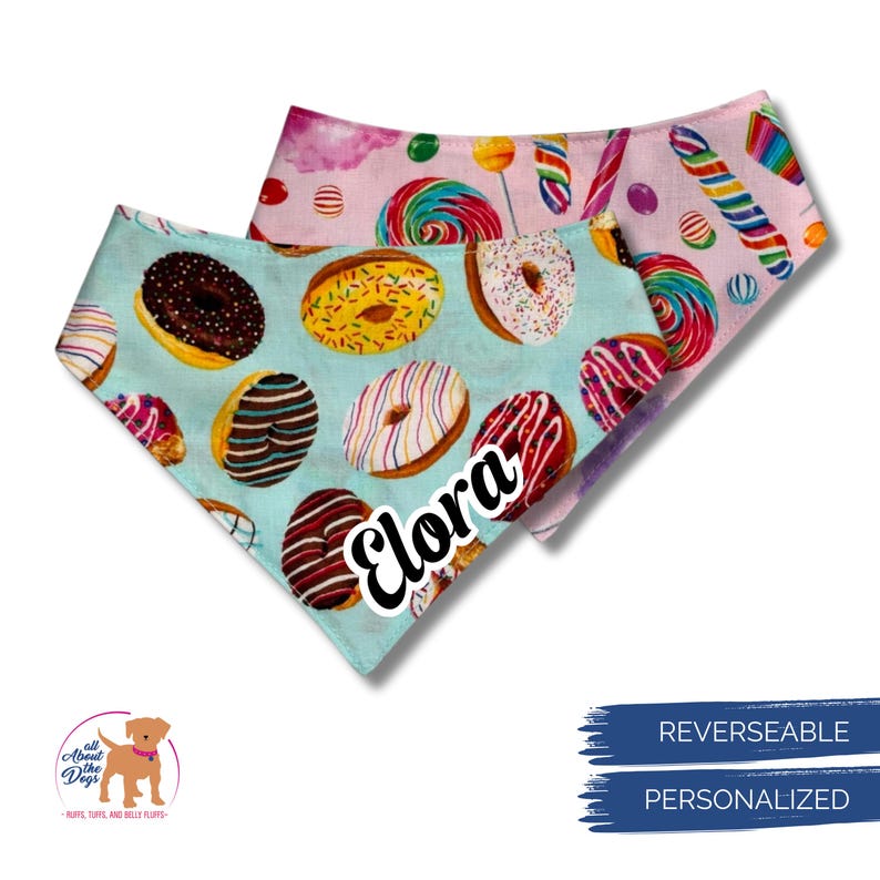 Pu&ograve; includere: Due bandane reversibili per cani. Una &egrave; azzurra con motivi a ciambella, l'altra &egrave; rosa con motivi di caramelle. Il nome "Elora" &egrave; stampato sulla bandana blu. Le bandane sono personalizzate e reversibili.