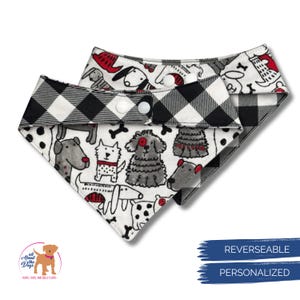 Pode incluir: Bandana revers&iacute;vel para c&atilde;es com um padr&atilde;o xadrez b&uacute;falo em preto e branco de um lado e um fundo branco com ilustra&ccedil;&otilde;es de c&atilde;es do outro. A bandana tem bot&otilde;es de press&atilde;o brancos e o texto "REVERSIBLE" e "PERSONALIZED".