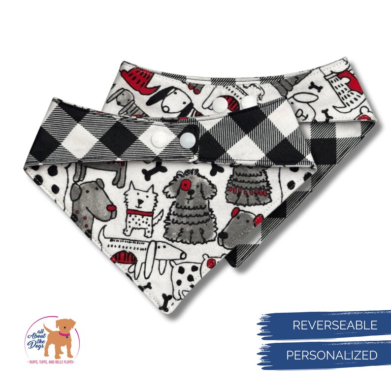 Pode incluir: Bandana revers&iacute;vel para c&atilde;es com um padr&atilde;o xadrez b&uacute;falo em preto e branco de um lado e um fundo branco com ilustra&ccedil;&otilde;es de c&atilde;es do outro. A bandana tem bot&otilde;es de press&atilde;o brancos e o texto "REVERSIBLE" e "PERSONALIZED".