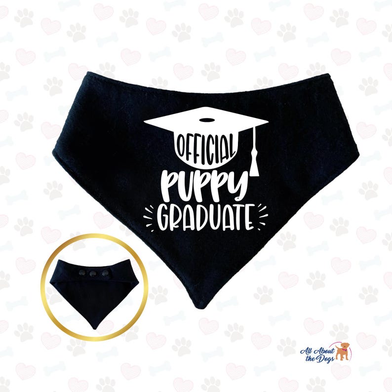 Puede incluir: Bandana negra para perro con texto blanco que dice "Official Puppy Graduate" con un gr&aacute;fico de gorro de graduaci&oacute;n.