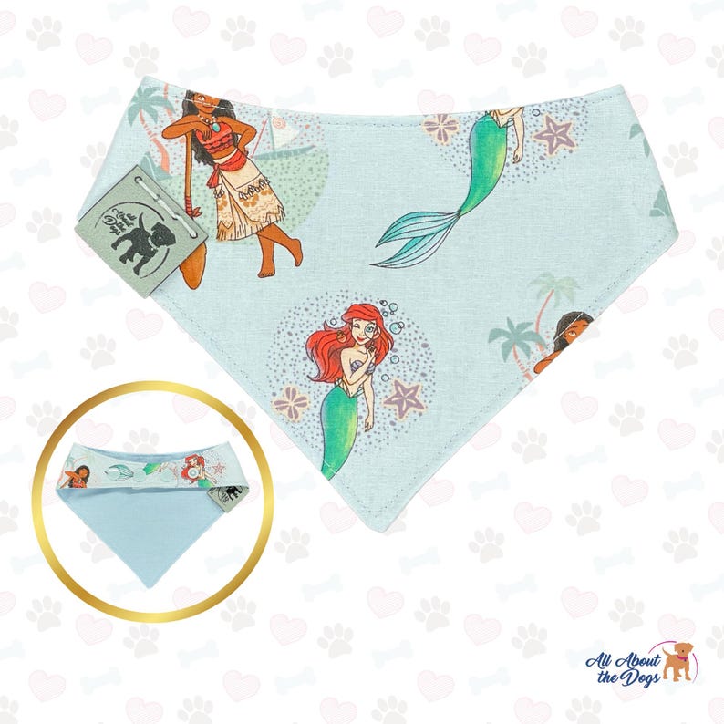 Peut inclure: Bandana bleu clair pour chien avec des illustrations des personnages Disney Moana et Ariel. Le bandana est de forme triangulaire, avec un dos bleu clair et une &eacute;tiquette indiquant "All About the Dogs".