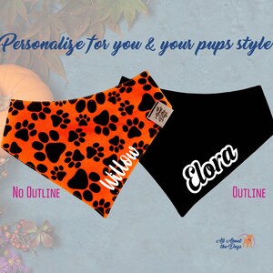 Peut inclure: Deux bandanas pour chiens. L'un est orange avec des empreintes de pattes noires et le nom "Willow" en blanc. L'autre est noir avec le nom "Elora" en blanc. Le texte indique "Personnalisez pour vous et le style de vos chiots."
