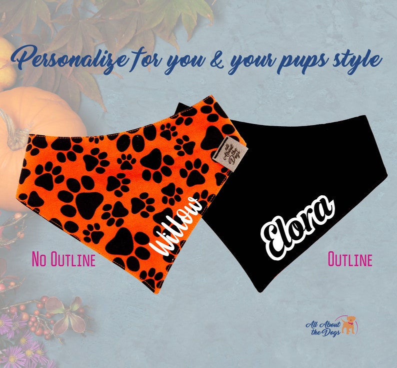 Peut inclure: Deux bandanas pour chiens. L'un est orange avec des empreintes de pattes noires et le nom "Willow" en blanc. L'autre est noir avec le nom "Elora" en blanc. Le texte indique "Personnalisez pour vous et le style de vos chiots."