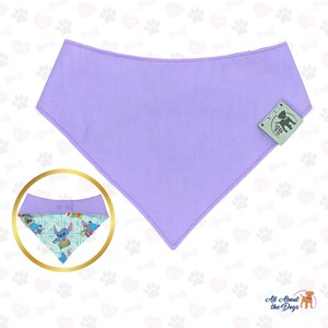 Puede incluir: Un pa&ntilde;uelo para perros de color lavanda con una secci&oacute;n estampada con personajes de dibujos animados. El pa&ntilde;uelo tiene una etiqueta con un logotipo. El dise&ntilde;o es adecuado para mascotas.