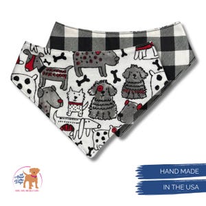 Pode incluir: Duas bandanas para c&atilde;es. Uma &eacute; branca com v&aacute;rias ilustra&ccedil;&otilde;es de c&atilde;es em cinza e vermelho, juntamente com formas de ossos pretos. A outra &eacute; xadrez b&uacute;falo preto e branco. Feito &agrave; m&atilde;o nos EUA.