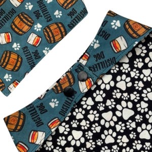 Distillery Dog Vändbar Bandana: Svarta & Vita Tassar, Personlig Bomullshalsduk med Tryckknapp för Husdjur bild 3