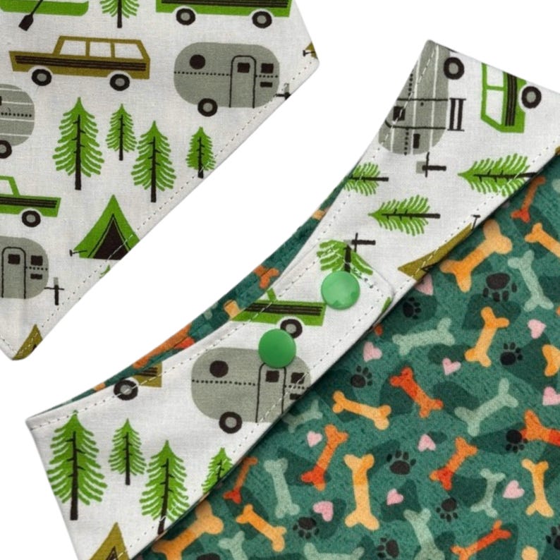 Op de afbeelding: Twee hondenbandana's met kampeer- en hondenbotpatronen. E&eacute;n bandana heeft een witte achtergrond met groene bomen, een groene tent en bruine auto's en campers. De andere bandana heeft een groene achtergrond met oranje en gele hondenbotten en pootafdrukken.