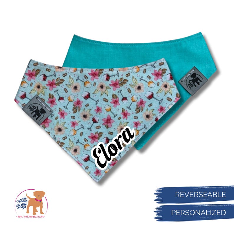 Pu&ograve; includere: Due bandane reversibili per cani. Una &egrave; turchese, l'altra &egrave; azzurra con un motivo floreale e calici di vino. Il nome "Elora" &egrave; stampato sulla bandana azzurra. Ogni bandana ha una piccola etichetta quadrata con una silhouette di cane.