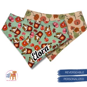 Puede incluir: Dos pa&ntilde;uelos reversibles para perros. Uno es verde claro con un estampado de tazas de caf&eacute;, calabazas y hojas. El otro es de color beige con un estampado de calabazas. El nombre "Elora" est&aacute; impreso en el pa&ntilde;uelo verde. Los pa&ntilde;uelos son personalizados.