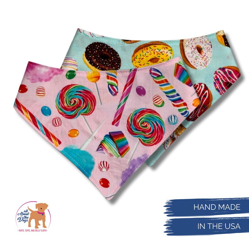 Pu&ograve; includere: Due bandane per cani con fantasie colorate di caramelle e ciambelle. Una bandana &egrave; rosa chiaro con lecca lecca, bastoncini di zucchero e caramelle arcobaleno. L'altra &egrave; azzurra con ciambelle. Il testo "HAND MADE IN THE USA" &egrave; in basso a destra.