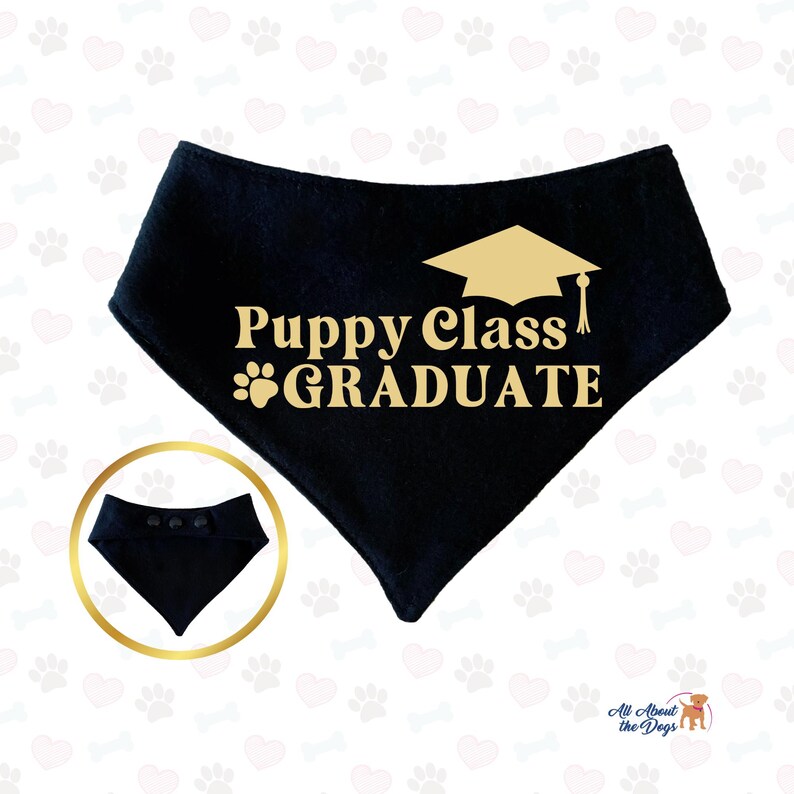 Pode incluir: Bandana preta para cachorro com texto dourado que diz "Puppy Class GRADUATE" e um gr&aacute;fico de chap&eacute;u de formatura dourado.