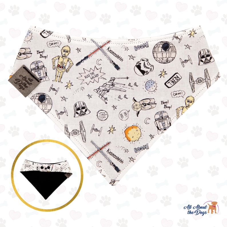 Op de afbeelding: Een witte bandana met een zwarte rand met een Star Wars-themaprint. De bandana heeft verschillende personages en objecten uit het Star Wars-universum, waaronder Darth Vader, R2-D2, C-3PO en de Millennium Falcon. De bandana bevat ook de tekst "Rule the Galaxy" en "Boom!" en "Kisssshhhh!"