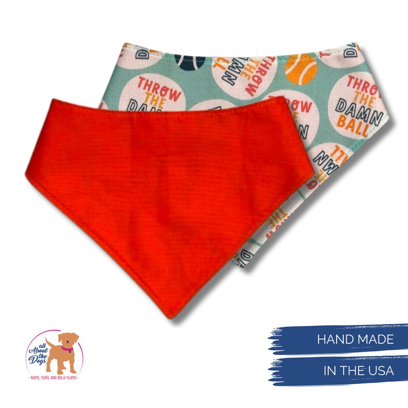 Peut inclure: Deux bandanas pour chiens. L'un est orange uni, l'autre est bleu clair avec un motif de ballons de basket et le texte "THROW THE DAMN BALL". Les bandanas sont fabriqu&eacute;s &agrave; la main aux &Eacute;tats-Unis.