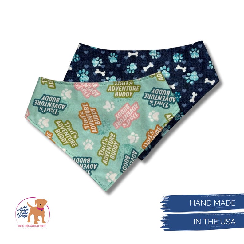 Puede incluir: Dos pa&ntilde;uelos para perros. Uno es azul claro con huellas de patas y el texto "Dad's Adventure Buddy". El otro es azul marino con huellas de patas y formas de hueso. Hecho a mano en los EE. UU.
