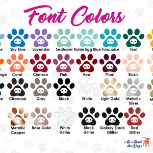 Pu&ograve; includere: Un grafico che mostra una variet&agrave; di impronte di zampe in diversi colori. Il testo "Font Colors" &egrave; in alto. I colori includono azzurro, blu cielo, lavanda e altro. L'angolo in basso a destra ha il testo "All About the Dogs".