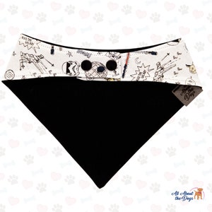 Op de afbeelding: Zwart-witte hondenbandana met een Star Wars-thema. De bandana heeft afbeeldingen van ruimteschepen, lichtzwaarden en de Death Star. De tekst "Rule the Galaxy" staat op de bandana gedrukt.