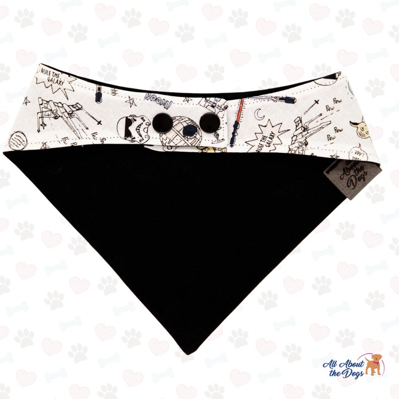 Op de afbeelding: Zwart-witte hondenbandana met een Star Wars-thema. De bandana heeft afbeeldingen van ruimteschepen, lichtzwaarden en de Death Star. De tekst "Rule the Galaxy" staat op de bandana gedrukt.