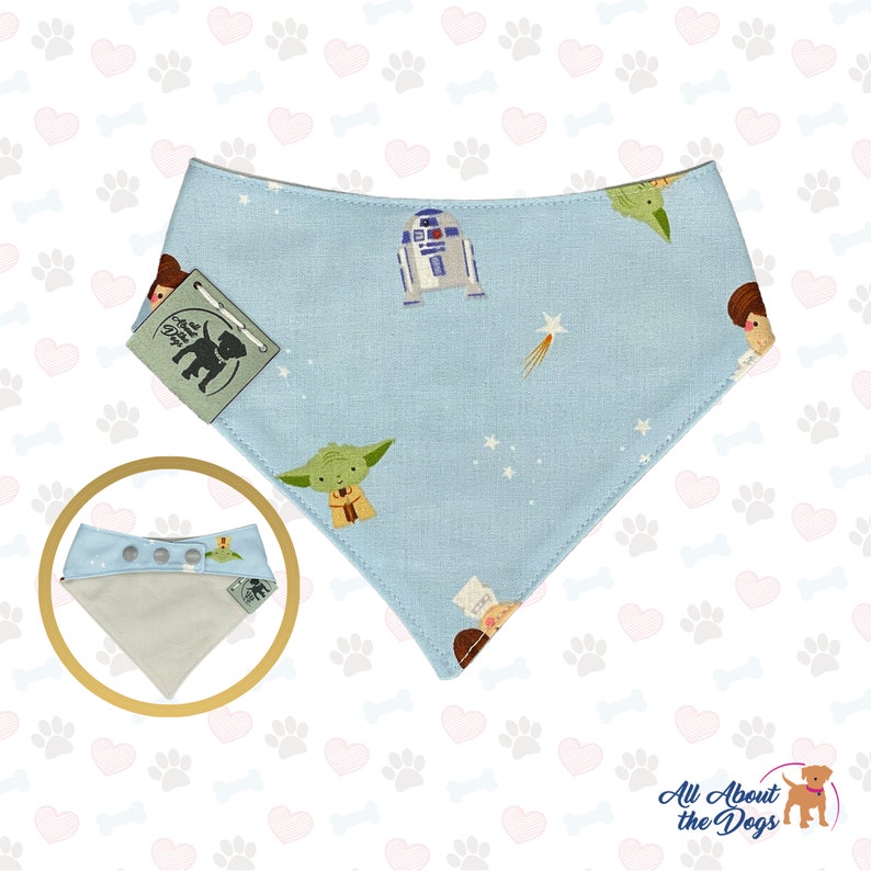 Peut inclure: Un bandana pour chien bleu clair sur le th&egrave;me de Star Wars. Le bandana pr&eacute;sente des images de R2-D2, Yoda et d'autres personnages de la franchise Star Wars. Le bandana est fait d'un tissu doux et confortable et est parfait pour tout chien qui aime Star Wars.