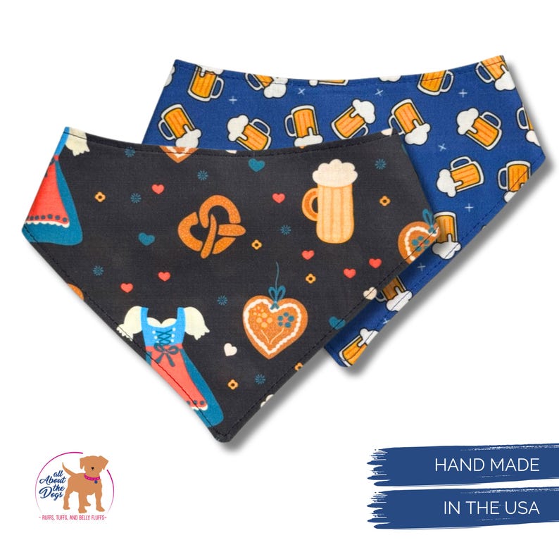 K&ouml;nnte beinhalten: Zwei Hunde-Bandanas mit Oktoberfest-Motiven. Eines ist schwarz mit Brezeln, Bierkr&uuml;gen und Herzen. Das andere ist blau mit Bierkr&uuml;gen. Die Bandanas sind handgefertigt in den USA.