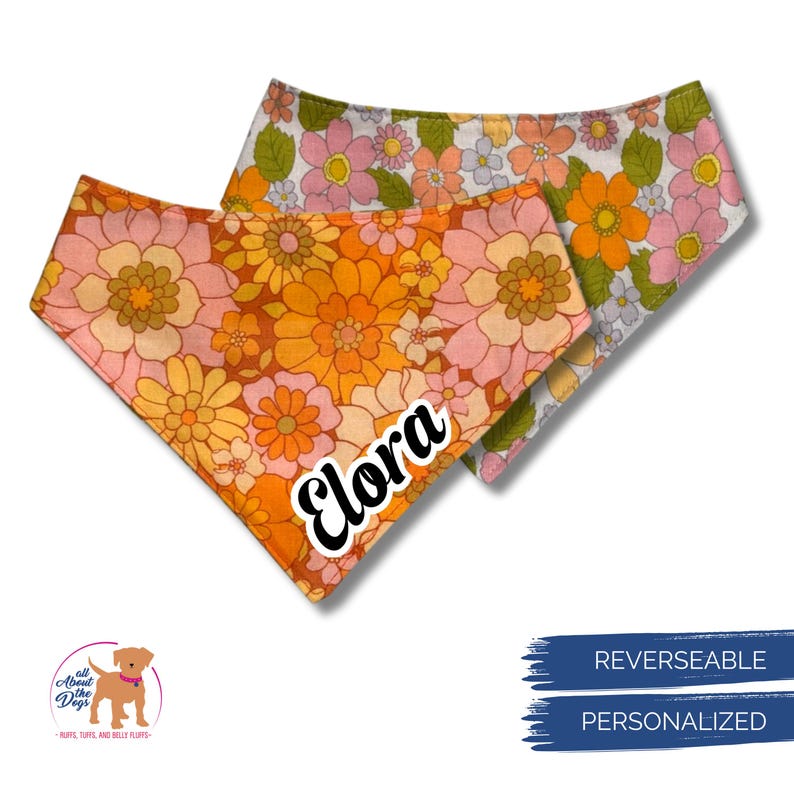 Puede incluir: Dos pa&ntilde;uelos reversibles y personalizados para perros. Uno es naranja con un estampado floral y el nombre "Elora" en blanco. El otro es blanco con un estampado floral. Los pa&ntilde;uelos son para mascotas.