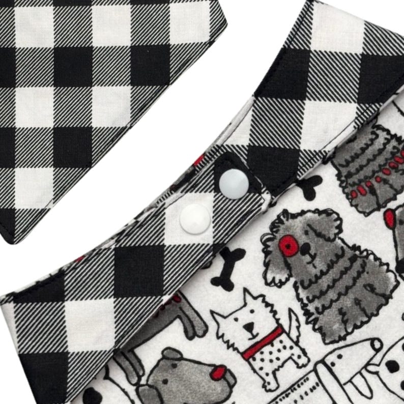 Pode incluir: Bandana para c&atilde;es com um padr&atilde;o xadrez preto e branco e um tecido branco com ilustra&ccedil;&otilde;es de c&atilde;es. A bandana tem dois fechos de press&atilde;o brancos.