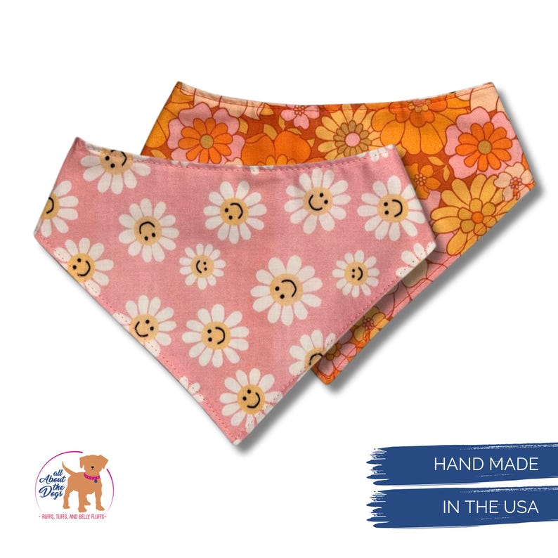 Puede incluir: Dos pa&ntilde;uelos para perros. Uno es rosa con flores de margaritas blancas con caras sonrientes. El otro es naranja con flores amarillas y rosas. Los pa&ntilde;uelos est&aacute;n hechos a mano en los EE. UU.