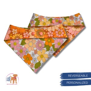 Puede incluir: Dos pa&ntilde;uelos reversibles y personalizados para perros con un estampado floral colorido en naranja, amarillo, rosa y verde. Los pa&ntilde;uelos tienen cierres de bot&oacute;n a presi&oacute;n. Para mascotas.