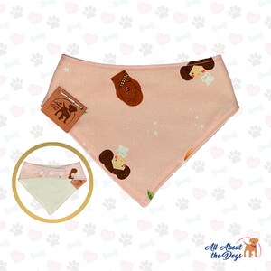 Peut inclure: Bandana rose pour chien avec des illustrations de personnages de Star Wars, dont Chewbacca et la Princesse Leia, et des motifs d'&eacute;toiles. L'&eacute;tiquette indique "All About the Dogs".