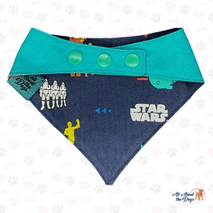 Pu&ograve; includere: Un bandana per cani blu navy con tema Star Wars. Il bandana presenta un logo "Star Wars" bianco, personaggi gialli e arancioni e un bordo turchese con chiusura a scatto.