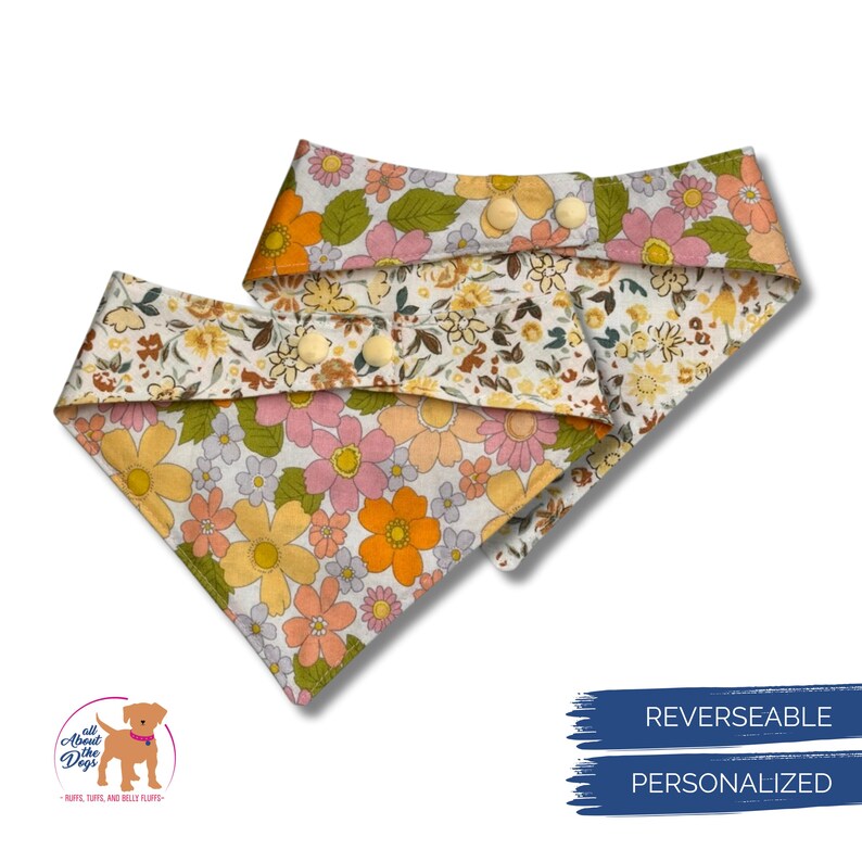 Pode incluir: Duas bandanas revers&iacute;veis para c&atilde;es com um padr&atilde;o floral em tons de amarelo, laranja, rosa e verde. As bandanas t&ecirc;m fecho de bot&atilde;o e s&atilde;o personalizadas. O log&oacute;tipo "All About the Dogs" &eacute; vis&iacute;vel no canto inferior esquerdo.