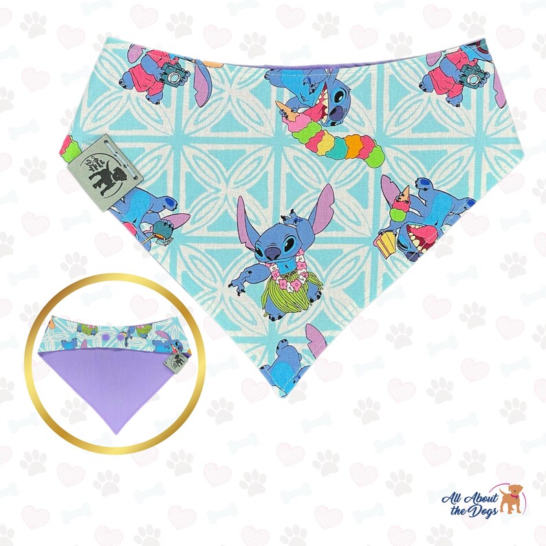Puede incluir: Un pa&ntilde;uelo para perros con un patr&oacute;n repetido del personaje Stitch, sobre un fondo azul claro con un dise&ntilde;o geom&eacute;trico blanco. El reverso es liso lavanda. El pa&ntilde;uelo tiene una etiqueta que dice "All About the Dogs".