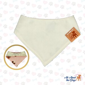 Peut inclure: Bandana cr&egrave;me pour chien avec une &eacute;tiquette en cuir marron. Un bandana plus petit avec un motif rose et marron est montr&eacute; dans un cercle. L'&eacute;tiquette indique "All About the Dogs".