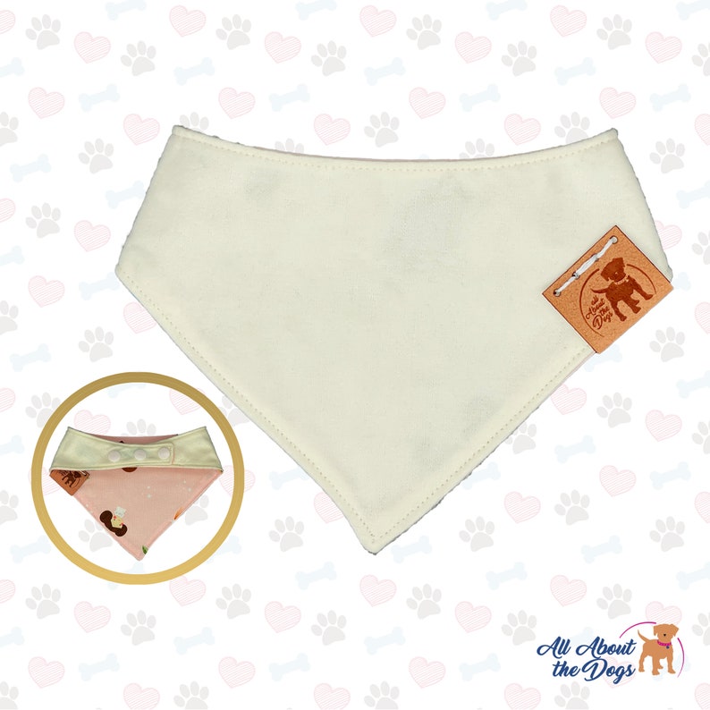 Peut inclure: Bandana cr&egrave;me pour chien avec une &eacute;tiquette en cuir marron. Un bandana plus petit avec un motif rose et marron est montr&eacute; dans un cercle. L'&eacute;tiquette indique "All About the Dogs".