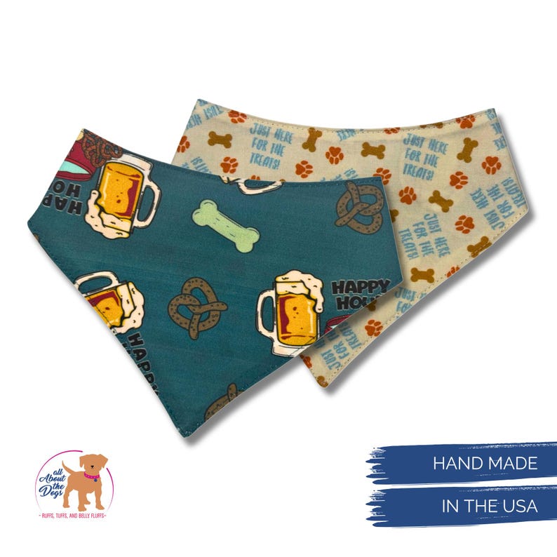 K&ouml;nnte beinhalten: Zwei Hunde-Bandanas. Eines ist teal mit Bierkr&uuml;gen, Brezeln und den Worten "Happy Howlidays". Das andere ist beige mit Pfotenabdr&uuml;cken, Knochen und dem Text "Just Here For The Treats!". Beide sind handgefertigt in den USA.