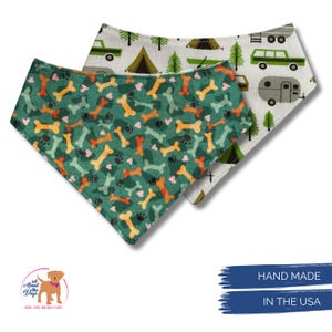 Op de afbeelding: Twee hondenbandana's. E&eacute;n is groen met oranje, gele en groene botten en pootafdrukken. De andere is wit met groene bomen, tenten en campers. De bandana's zijn handgemaakt in de VS.