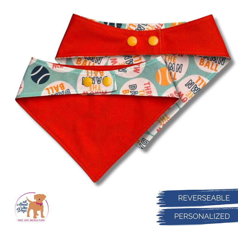 Peut inclure: Bandana r&eacute;versible pour chien, rouge &agrave; l'ext&eacute;rieur et orn&eacute;e &agrave; l'int&eacute;rieur de balles de tennis et du texte "Throw the ball". Fermeture &agrave; boutons-pression jaunes.