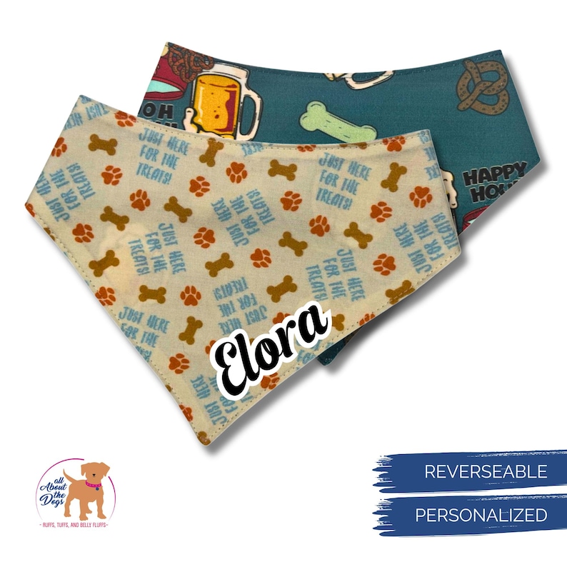 K&ouml;nnte beinhalten: Zwei wendbare Hundebandanas. Eines ist beige mit Pfotenabdr&uuml;cken, Knochengrafiken und dem Text "Just Here For The Treats!". Das andere ist t&uuml;rkis mit einem Bierkrug- und Brezel-Motiv. Der Name "Elora" ist auf dem beigen Bandana aufgedruckt.