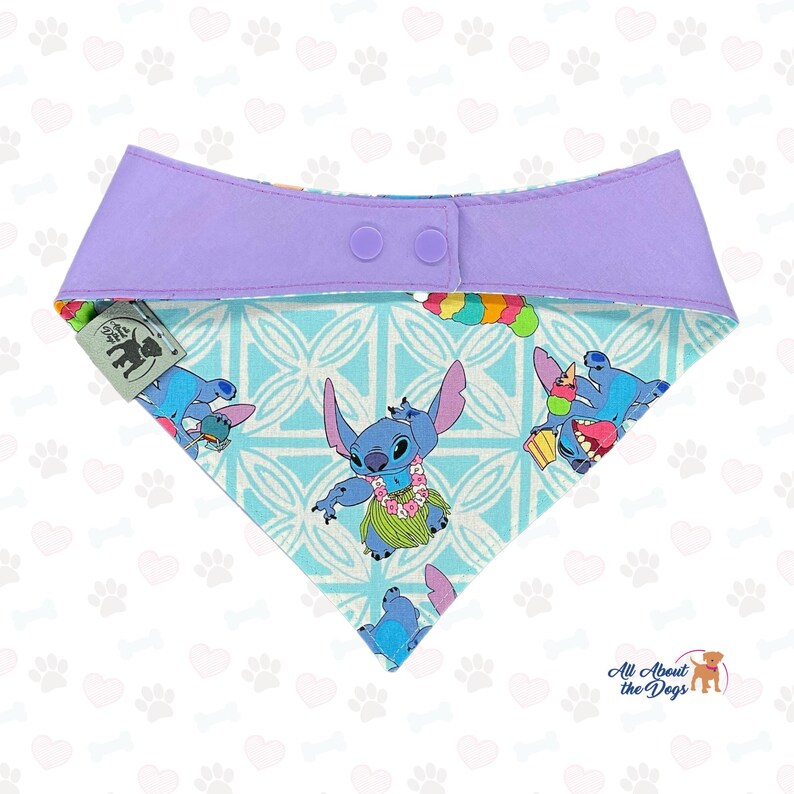 Puede incluir: Un pa&ntilde;uelo para perros con un patr&oacute;n geom&eacute;trico azul claro y blanco, con Stitch de Lilo & Stitch. El pa&ntilde;uelo tiene un cuello lavanda con dos cierres a presi&oacute;n. Stitch lleva un lei y come helado.
