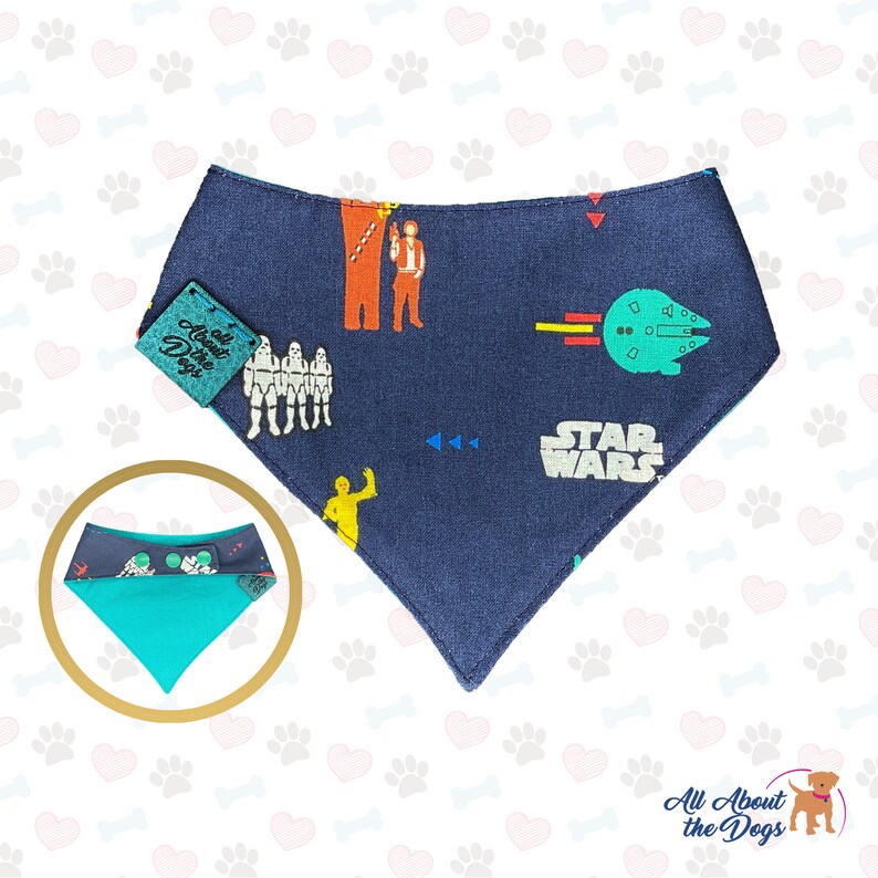 Pu&ograve; includere: Un bandana reversibile per cani blu e turchese a tema Star Wars. Il bandana presenta personaggi e astronavi del franchise di Star Wars, tra cui Darth Vader, Luke Skywalker e il Millennium Falcon. Il bandana &egrave; reversibile, con un lato blu che presenta i personaggi di Star Wars e un lato turchese di colore solido.