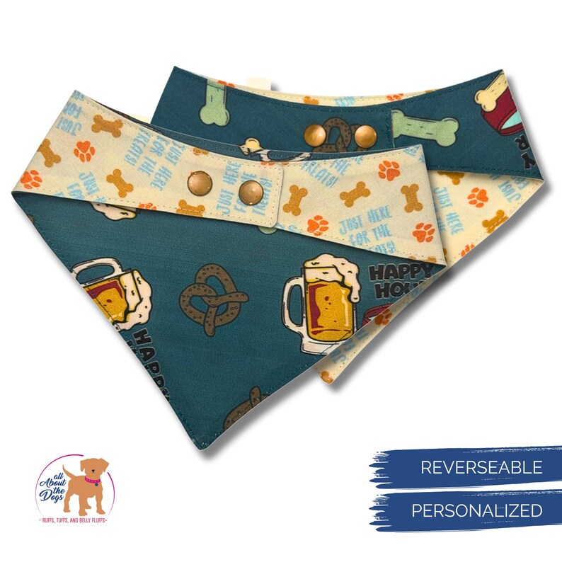 K&ouml;nnte beinhalten: Wendehalsband f&uuml;r Hunde mit teal-farbenem Hintergrund, auf dem Bierkr&uuml;ge, Brezeln und Knochen abgebildet sind. Die R&uuml;ckseite ist cremefarben mit Pfotenabdr&uuml;cken und Knochen. Das Bandana hat Druckkn&ouml;pfe.