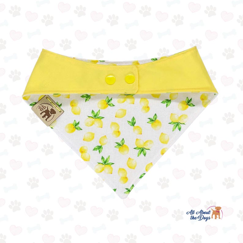 Pu&ograve; includere: Bandana per cani gialla e bianca con motivo a limoni. La bandana ha un colletto giallo con due bottoni gialli. Il tessuto principale &egrave; bianco con un motivo ripetuto di limoni gialli e foglie verdi. &Egrave; attaccata una piccola etichetta con un logo di cane.