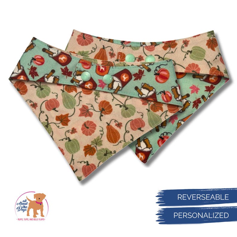 Puede incluir: Bandana reversible para perros con tem&aacute;tica oto&ntilde;al. Un lado presenta un fondo verde claro con un estampado de calabazas, hojas y tazas de caf&eacute;. El otro lado tiene un fondo beige con calabazas y hojas. La bandana tiene cierres de bot&oacute;n a presi&oacute;n verdes.